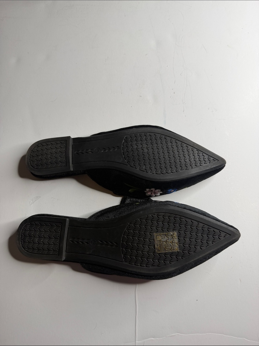 Embroidered BlackVelvet Floral Pointed Toe Slip-On Mules Size 8 - Picture 3 of 5